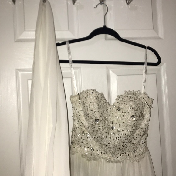 Beautiful dress - Picture 2 of 8